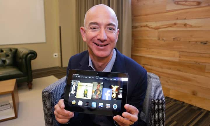 Und Amazon ist eine Technikmacht. Sie baut Tablets und Handys, hat mit ihren Mietservern Firmen wie Airbnb oder Uber deren Weltrang ermöglicht – und ist mit ihren Daten, ihren Hunderten Millionen Kunden, ihrem Geld in der Lage, die gigantischen Warenströme der Welt zu bündeln, zu ordnen und völlig neu zu mischen.