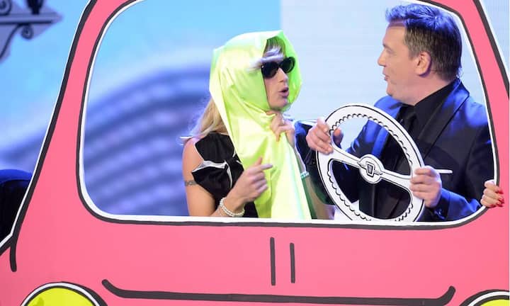 Michelle Hunziker ist aus dem deutschen TV nicht mehr wegzudenken: Hier mit Hape Kerkeling am 01. Februar 2014 in Berlin bei der Verleihung der 49. Goldenen Kamera.