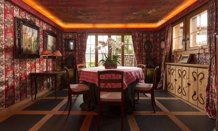 Die Decken des Esszimmers sind mit Bauernmalereien verziert und die Wände mit blumigen Stofftapeten versehen. Den Preis erfährt man auf Anfrage. (Quelle/Bilder: 
Engel & Völkers)