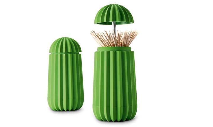 Blickfang: Wer immer nur verschämt zum Zahnstocher greift, dem nimmt der Zahnstocherspender Cactus die Hemmungen. Durch leichten Druck auf den Kopf hebt sich der Deckel, und die Zahnstocher werden herausgefahren. Genauso dezent verschwinden sie auch wieder. Der elf Zentimeter kleine grüne Winzling besteht aus Kunststoff und hat, im Gegensatz zu seinen Artgenossen in freier Natur, eine samtene Oberfläche. Trenddesign