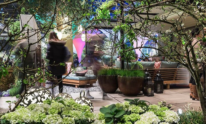 Das Angebot reicht vom Gummistiefel bis hin zu Gartenmöbeln. Bilder: ZVG