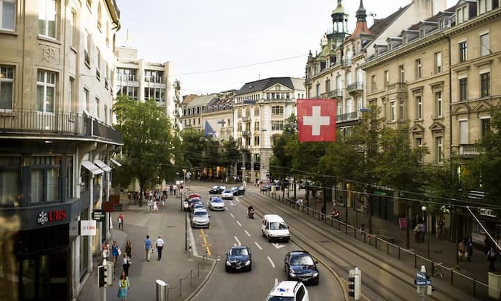 Auch die Schweiz ist in den Top Ten der Protz-Boulevards vertreten. Mit einer Spitzenmiete von umgerechnet 747 Franken pro Quadratmeter und Monat belegt die Bahnhofstrasse in Zürich den 9. Platz.