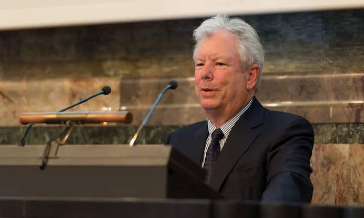 Richard H. Thaler: Thaler ist ein US-Wirtschaftswissenschaftler und Professor an der Universität von Chicago. Der Preisträger von 2017 gilt als einer der führenden Verhaltensökonomen und beriet unter anderem Ex-US-Präsident Barack Obama.