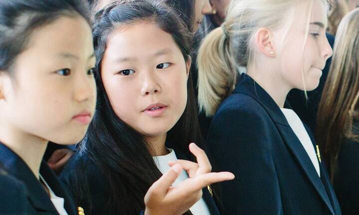 Schon Kinder im Alter von acht Jahren können Teil des Internats Le Rosey werden. Sie werden bilingual (Englisch/Französisch) unterrichtet. 
Le Rosey – All rights reserved