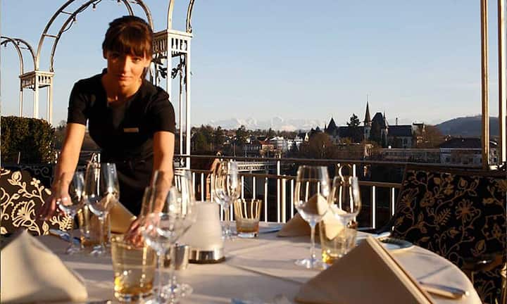 Bern: Wer es nobel schätzt, trinkt ein Glas Weisswein zum Apéro auf der Terrasse des Hotels Bellevue. (Bild: ZVG)