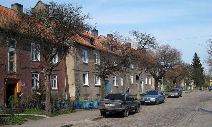Siedlung Bunte Reihe in Insterburg (Chernyakhovsk), Russland: Erbaut im Jahre 1924 ist die Wohnsiedlung Bunte Reihe das einzige erhaltene Beispiel früher Arbeiten des deutschen Architekten Hans Scharoun im früheren Ostpreussen. Obwohl an der Siedlung kaum Erhaltungsmassnahmen durchgeführt wurden, sind die Häuser immer noch in Nutzung und werden als Wohnraum geschätzt.International Centre of the Roerichs