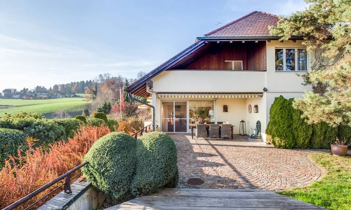 Das Grundstück der 1983 erbauten Villa misst insgesamt über 1100m².