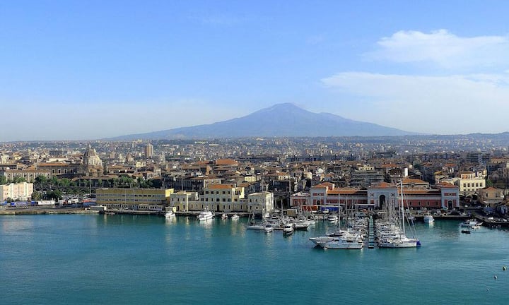 Platz 6: Catania, Italien
Gemäss Statistik bricht der Ätna fast alle 600 Jahre verheerend aus. Wann es wieder so weit ist, weiss man nicht. Die Schadensumme wäre dann aber auf jeden Fall riesig: Aufgrund von Italiens Wohlstand, könnte eine allfällige Schadensumme 10 Milliarden Euro deutlich übersteigen.