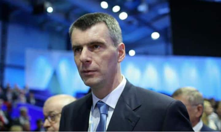 Michail Prochorow verlor eine halbe Milliarde Dollar. 2009 galt er als reichster Russe. Heute ist er mit einem Vermögen von 12.3 Milliarden Dollar nicht einmal mehr in den Top 3. Sein Abstieg ist auch ein politischer: Ein Moskauer Schmuddelblatt berichtete im Sommer über angebliche Sexskandale des Ex-Präsidentschaftskandidaten.