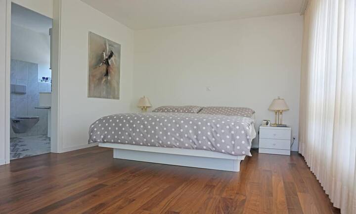 Eines von gesamthaft acht Zimmern.