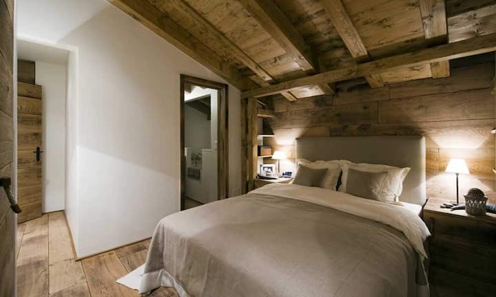 Vom Entrée aus gelangt man in drei individuell ausgestattete Schlafzimmer, wovon jedes über ein En-Suite-Badezimmer verfügt.