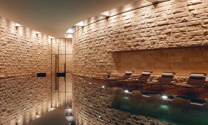 Für eine kurze Entspannung in der Mittagspause bietet beispielsweise das Zürcher Luxushotel The Dolder Grand ein Beauty Spa über den Mittag an. Extra für diese knapp bemessene Zeit gibt es einstündige Treatments in Form einer Massage oder einem Facial.