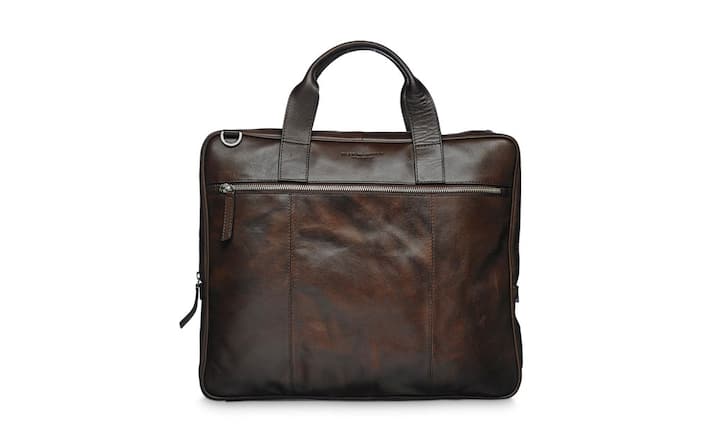 Vintage: Tiger of Sweden Diese Laptop-Tasche aus Glattleder hat einen Used-Look und mit Hilfe des abnehmbaren und verstellbaren Schultergurts auch über der Schulter getragen werden. Das geprägte Tiger of Sweden Logo ist eine weitere Besonderheit. Preis: 599 Franken.