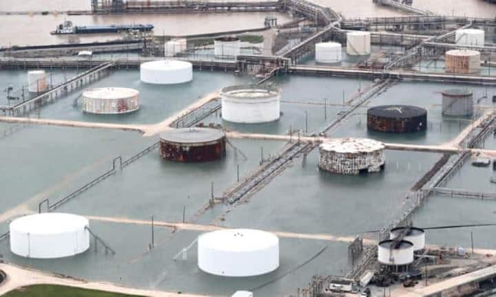 Die Zerstörung betrifft auch viele Unternehmen. Hier ist eine Petrochemische Firma zu sehen, die stark unter Wasser steht.