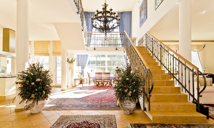 Auch von innen weiss die Luxusimmobilie zu überzeugen: Fussbodenheizung, Kamin und sogar ein Personenaufzug sind vorhanden...
Engel & Völkers