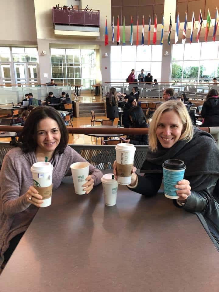 Sheryl Sandberg trinkt bei Starbucks einen Kaffee