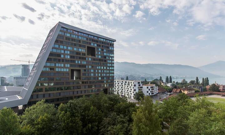 Auf dem vierten Platz ist der Kanton Zug. DIe Innerschweizer feiern traditionell auf dem Landsgemeindeplatz. Dieses Jahr tritt Alt-Bundesrat Kaspar Villiger als Festredner auf. Das 1. August-Feuer auf dem Floss bildet den Höhepunkt der Feierlichkeiten.