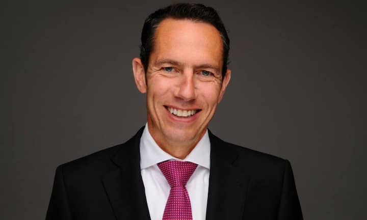 «Bilanz» hat das «Who is who» der Schweizer Wirtschaft ermittelt. Die wichtigsten Personen im Handelsbereich:Stefan Butz: CEO DKSH, ZürichDKSH macht ein Drittel seines Umsatzes in Thailand. Eine Aufgabe für Butz wird es daher sein, die Anleger bezüglich Thailand zu beruhigen. Als König Bhumibol Adulyadej starb, verkauften viele aus Angst vor politischer Instabilität ihre DKSH-Anteile.