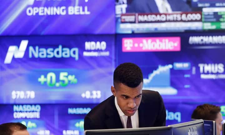 Investoren:
Die Steuersenkungen, die Deregulierung der Finanzbranche und das massive Investitionsprogramm hat den Märkten Auftrieb gegeben. Während der S&P 500 um 15 Prozent zulegte, stieg der Russell 2000 sogar um 22 Prozent.