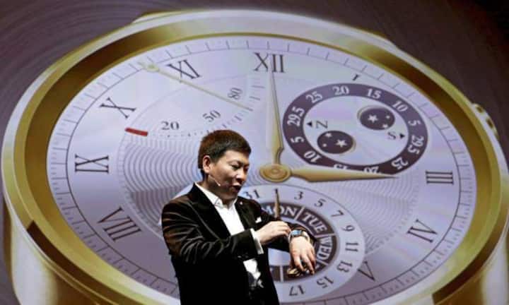 Die Trends vom Mobile World Congress 2015  Huawei-Chef Richard Yu präsentiert eine smarte Uhr aus seinem Hause. Der chinesische Riesenkonzern experimentiert mit smarten Systemen: Er präsentierte auch «MirrorSys», ein System zur «Vollfeldkommunikation». Es soll, vereinfacht gesagt, der menschlichen visuellen und akustischen Wahrnehmung entsprechen und so digitale Kommunikation in Echtzeit ermöglichen.