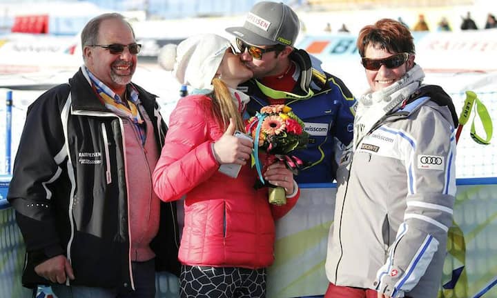 Kuss für einen grossen Sieger. Beat Feuz und Freundin Katrin Trindl, umrahmt von den Eltern des Champions.