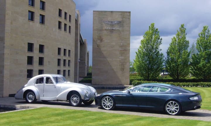 ... ein «Rennwagen für die Strasse» zu bauen. Die Geschichte der legendären Automarke hat der Verlag teNeues nun auf Papier festgehalten ... (Bild: Ulrich Bez)