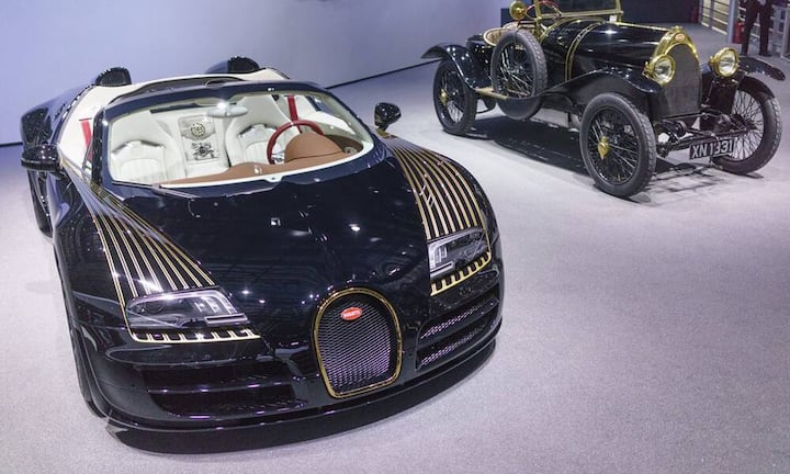 Ein neuer Bugatti Veyron Black Bess Edition neben seinem Urahnen von 1913.