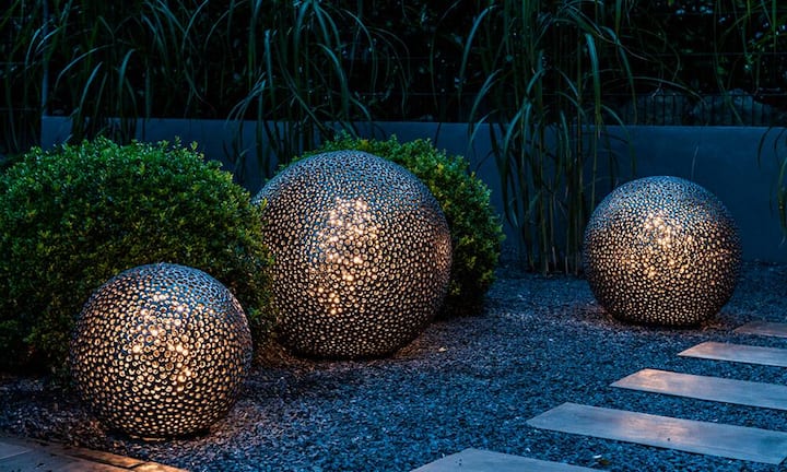 Vom 15. bis 19. März öffnet die Zürcher Gartenausstellung Giardina ihre Türen. In diesem jahr liegt der Fokus auf der neuen Natürlichkeit in der Gartengestaltung. Auch die Handwerkskunst wird dabei ins Rampenlicht gerückt.  Manufakturen und Handwerker zeigen ihre von Hand gefertigten Unikate und Objekte - wie etwa die von Hand getöpferten Keramikkugeln von Peter Hansen. Giardina / Peter Hansen Ceramic Design