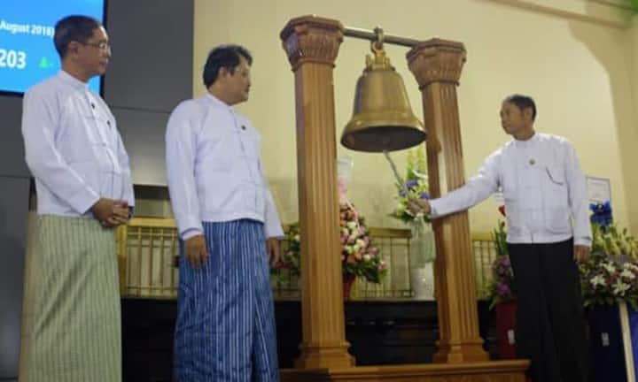 Yangon Stock ExchangeDie Börse von Myanmar ist knapp ein Jahr alt. Als eines der ersten Unternehmen wagte die Myanmar Citizens Bank den Börsengang. Dabei wurde auch die traditionelle Glocke geläutet: Ihr Name «Aung Ze Ya Tu» - das bedeutet «Erfolg».Bilder: PR