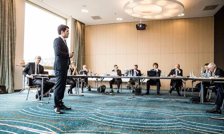 Kundenpräsentation: Im Namen des Kunden wurden drei Anbieter zur Präsentation eingeladen: die Valiant Bank, das VZ Vermögenszentrum und die Bank Vontobel. Diese drei Banken beurteilte die Jury als die besten von  allen.