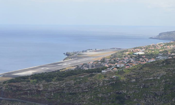 Die Landung auf Madeira ist nichts für schwache Nerven: Vor dem
Touch-Down fliegen die Jets direkt auf einen Berg zu und drehen erst im letzten Augenblick auf die Piste ein. Die Landebahn liegt direkt an einem Abhang und ist teilweise auf Stelzen gebaut.Antonio57/Wikimedia