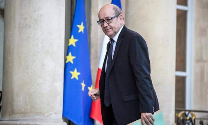 Der französische Verteidigungsminister Jean-Yves Le Drian sprach sich noch vor dem ersten Wahlgang für Macron aus und zog diesen damit dem Kandidaten der eigenen Partei vor. Er findet bei weiten Teilen der Wählerschaft Anklang und ist über das Meinungspektrum verteilt als einer der fähigsten Politiker anerkannt.