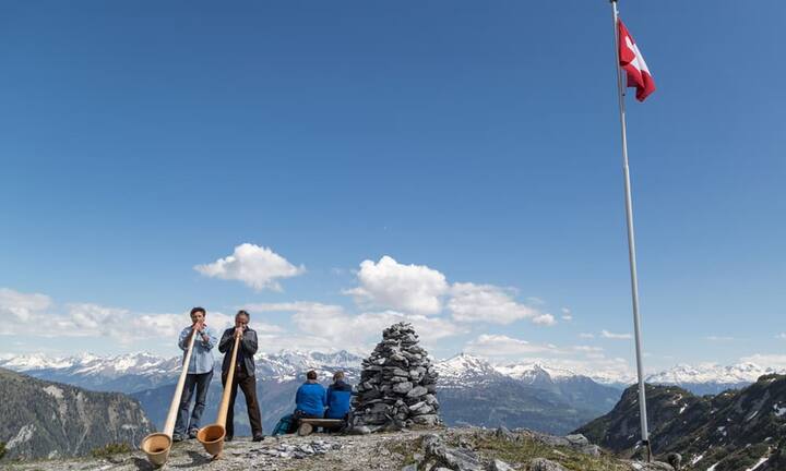Doch noch läuft es gut, noch gleicht der exzellente Ruf der Schweiz vieles aus. Schweizer Werte wie Präzision, Kunstfertigkeit und Authentizität sind für die Kunden nach wie vor wichtig. Dennoch müssen jetzt Strategien entwickelt und Massnahmen getroffen werden, um wettbewerbsfähig zu bleiben.