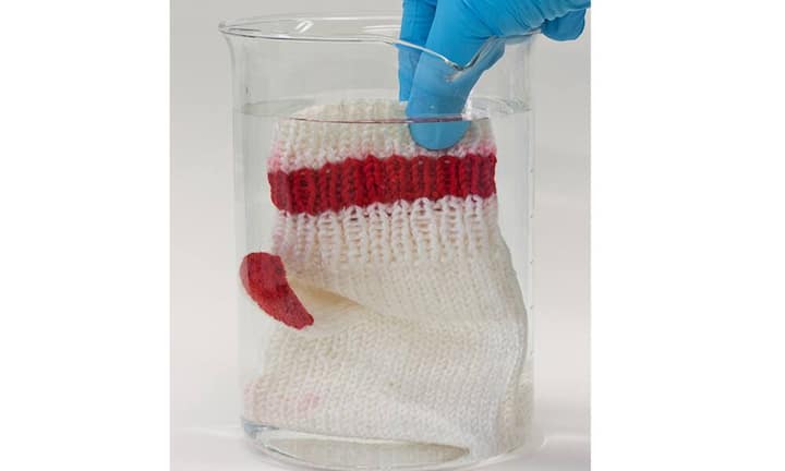 Die Wissenschaftler schreiben der Wolle besondere Eigenschaften zu. Sie soll ähnlich wärmen wie Merino-Wolle, vor allem aber ist sie biologisch abbaubar. Zwei Drittel aller Wolle entsteht derzweit aus Kunststoff und Erdöl. Für Veganer ist das neue Material allerdings nichts.