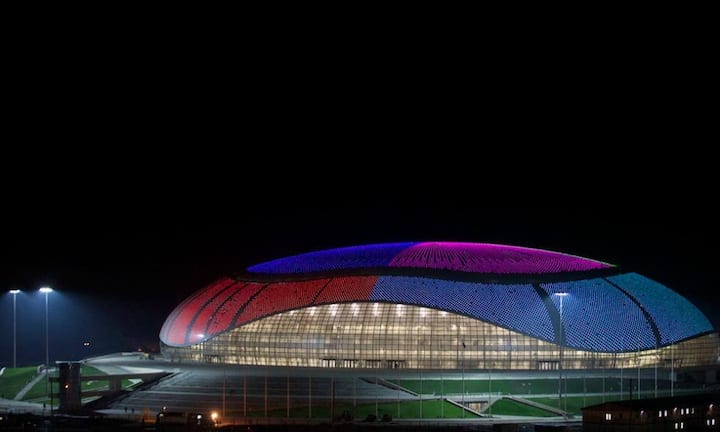 Ein Farbenspiel im dunklen Russland: Das Hauptstadion, welches 2013 fertig gestellt wurde, bietet Platz für 40'000 Zuschauer. Da sollen am 7. Februar die Eröffnungs- und die Schlussfeier der Spiele stattfinden.