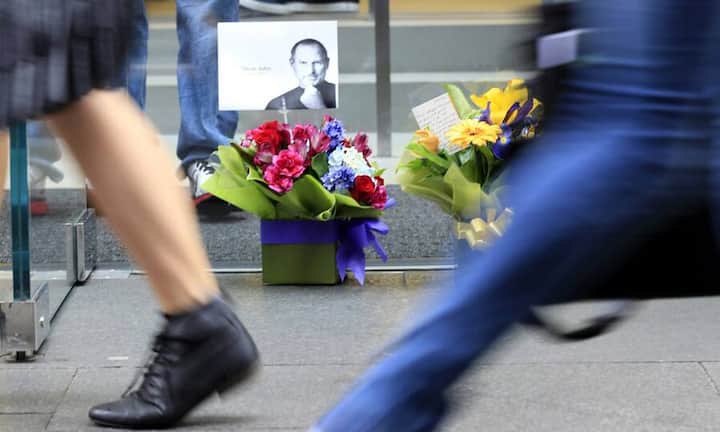Gedenken auch in Australien: Vor einem Apple Store in Sydney sind Blumen aufgestellt.