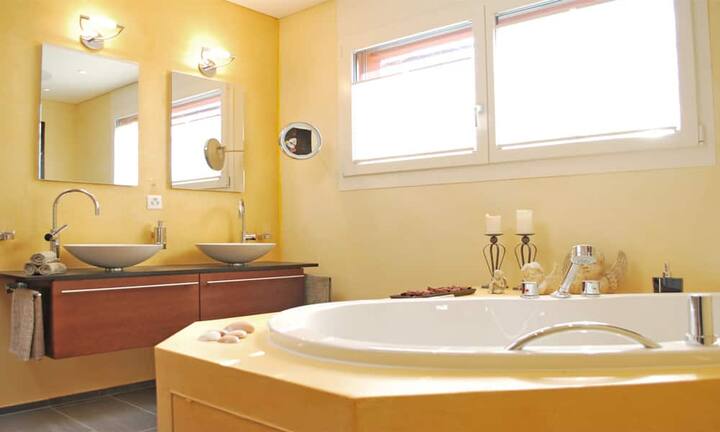 Im Innern finden sich auf 262 m² Wohnfläche drei grosszügige Badezimmer sowie vier Schlafzimmer, die modern ausgestattet sind.