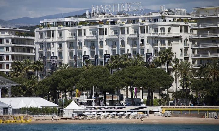Französischen Chic gibt es im Grand Hyatt Hotel Martinez Cannes an der Croisette zu erleben. Neben einen luxuriösen Privatstrand bietet die majestätische Villa eines der besten Beauty-Spa-Angebote.Keystone