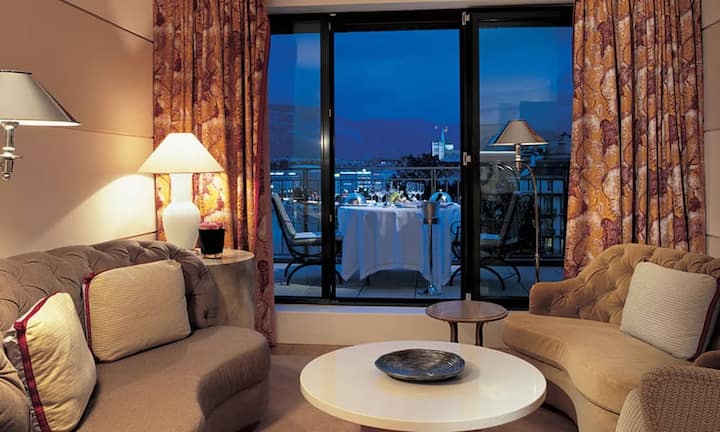 ... gefolgt vom Le Richemond Hotel in Genf, in welchem man für 16'840 Franken am Genfersee logiert.