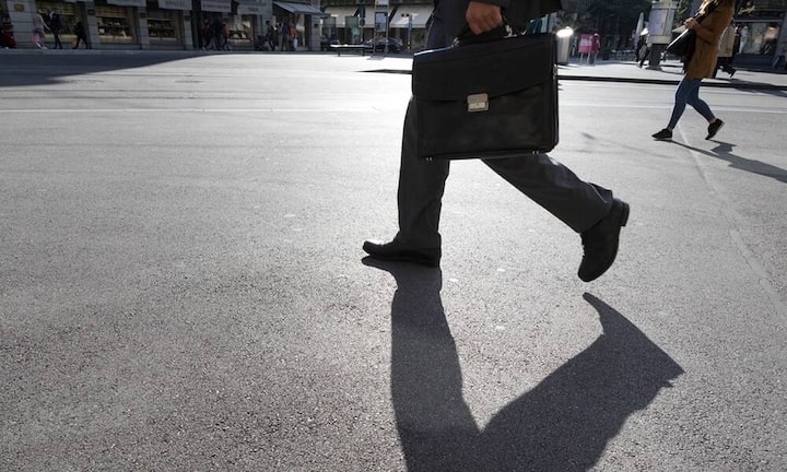 Die optimale Vorsorge: In dieser Lebensphase gilt es, die steuerlichen Vorteile der Säule 3a intensiv zu nützen. Für die Ausbildung der Kinder im Rahmen der freien Vorsorge in kostengünstige ETFs investieren. Ein Sparplan macht Sinn, um den sogenannten Cost-Average-Effekt zu nützen. Sinken die Kurse, kauft man mehr Anteile ein…