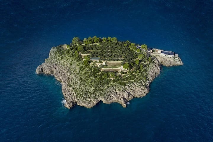 Beim Tauchen und Schnorcheln entdeckt man die vielfältige und unberührte umliegende Unterwasserlandschaft, wie Inselmakler Vladi Private Islands hervorhebt.