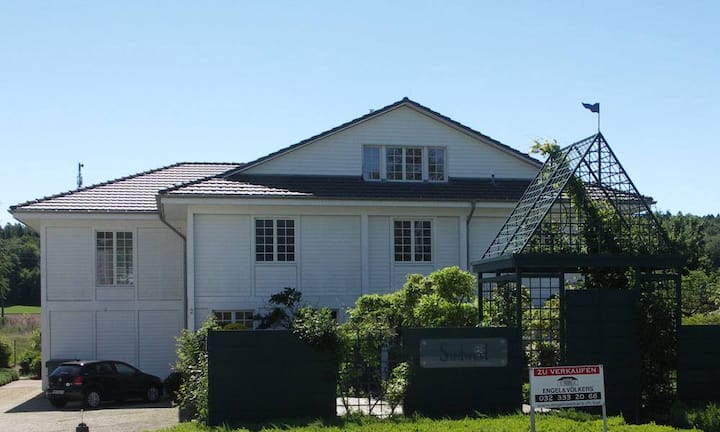 Auf die 610 Quadratmeter Bruttogeschossfläche verteilen sich die Gewerbefläche (auf zwei Etagen mit 425 Quadratmetern), ein Lagerraum und eine 3-Zimmer-Dachwohnung (mit ca. 115 Quadratmetern).