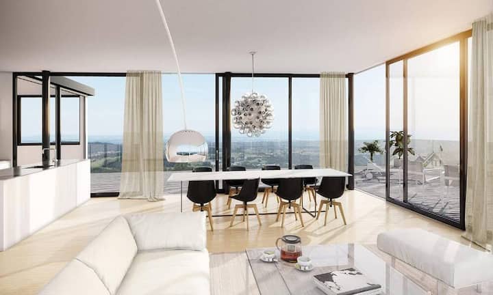 Die 4,5 Zimmer und zwei Badezimmer verteilen sich auf einer Wohnfläche von 222 Quadratmetern. Die raumhohen Fenster sorgen für lichtdurchflutete Räume.