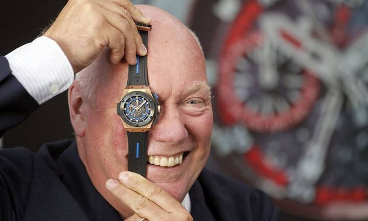 Jean-Claude Biver mit einer limitierten King Power Uefa Euro 2012 Uhr. Hublot war 2008 die erste Luxusmarke die eine Fussball-Partnerschaft einging.