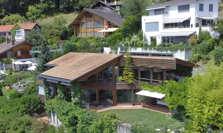 An Hanglage oberhalb vom Thunersee steht die Villa mit 5,5 Zimmern.