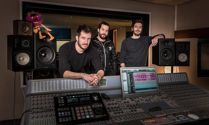 Die Musikproduktionsfirma HitMill, hinter der die drei Partner Georg Schlunegger, Roman Camenzind und Fred Herrmann stehen, nehmen neu auch Künstler unter Vertrag. Camenzind: «Ein Album aufzunehmen, zu gestalten und zu promoten, kostet um die 100'000 Franken. Weil die Labels dieses Risiko immer seltener eingehen, übernehmen wir nun das Gesamtpaket.»