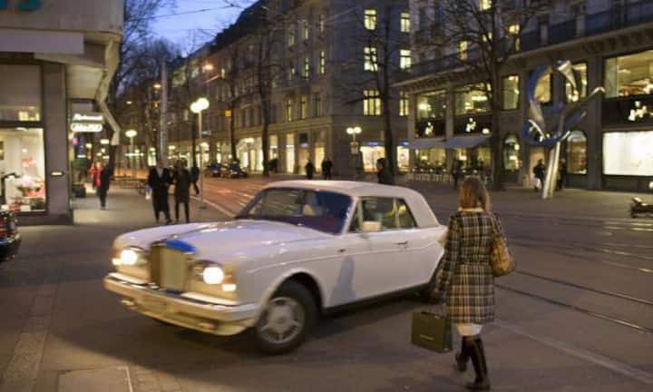 Zürcher Bahnhofstrasse: Jeder achte Schweizer ist ein Millionär. Insgesamt gab es im letzten Jahr 435'000 Haushalte mit einem investierbaren Vermögen von über einer Million Dollar. Damit belegt die Schweiz den 5. Rang.