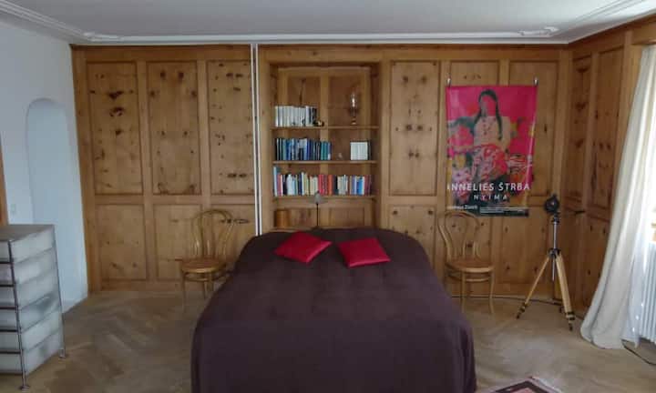 Nun ist das Schlössli aufgeteilt in eine 3,5 und zwei 4,5-Zimmer-Wohnungen mit insgesamt 12 Zimmern, 8 Schlafzimmern und 5 Badezimmern auf einer Gesamtfläche von 465m2.