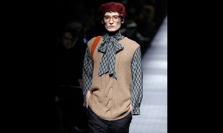 Recht speziell: Schleifenkragen und beige Pullunder.