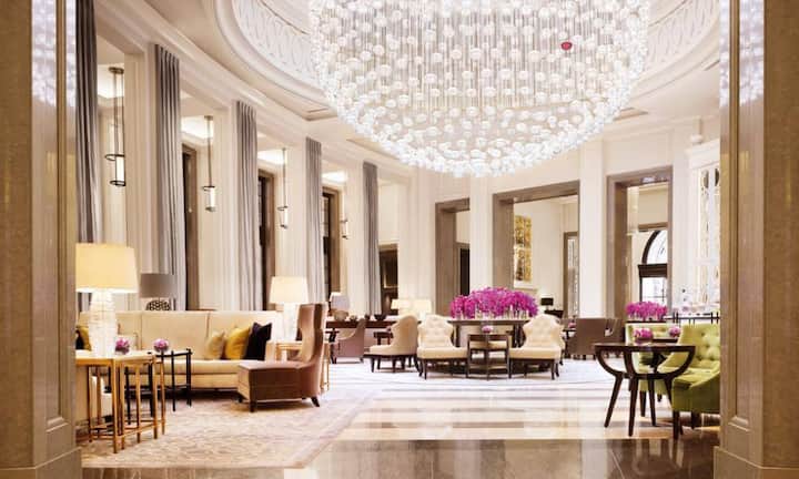 Platz 6 (Vorjahr: 7): Corinthia London, LondonIn einem der Londoner Grandhotels aufzuwachen bedeutet, unbesiegbar in den Tag zu gehen – so die Einsicht des englischen Musikers Alex James, und man kann ihm nur zustimmen. Doch welches ist das Beste? Derzeit das Corinthia, es konnte erstmals den bisherigen Platzhirsch The Connaught toppen. Es erfreut mit einem sublimen Hotelteam, den grössten Standardzimmern an der Themse und einem originellen Blumen- und Schokoladengeschäft im Eingangsbereich.